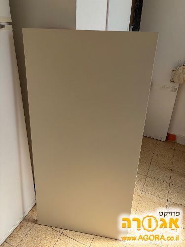 שולחן איקאה לבן.מגיע עם רגלי מתכת לבנות