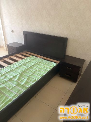 מיטה זוגית + שידות צד וקומודה
