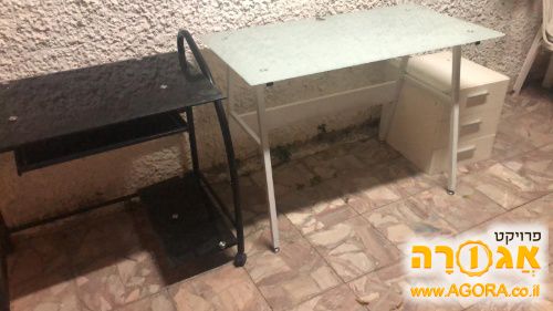 שני שולחנות ושידת מגירות