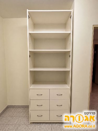 כוננית עם מגירות