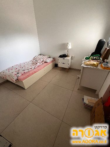 מיטת יחיד מעץ ושולחן כתיבה