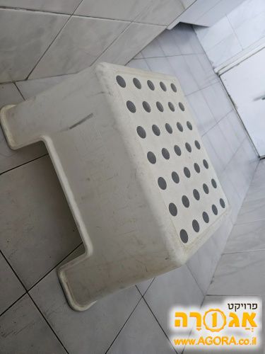 אדום