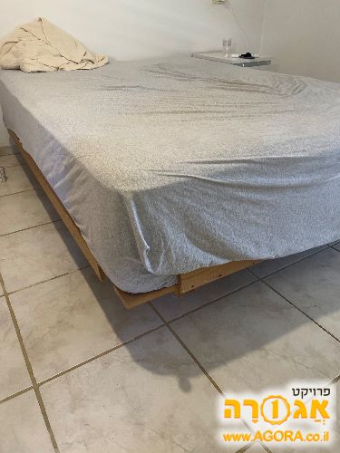 מיטה 1.4מ + בסיס מיטה במצב מצוין