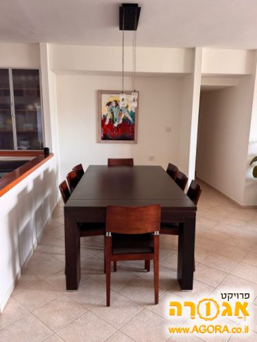 שולחן חדר אוכל נפתח ו-8 כסאות תואמים