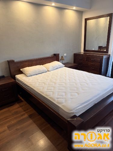 מיטה זוגית עם 2 שידות וקומודה