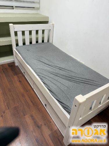 מיטת נוער מעץ מלא