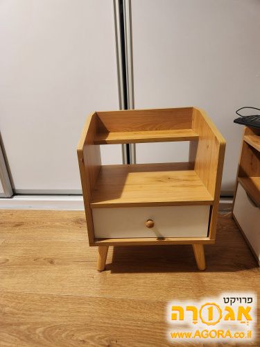 שידה ליד המיטה