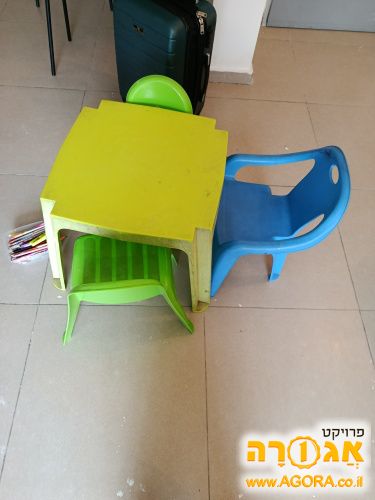 שולחן ילדים ושלושה כיסאות