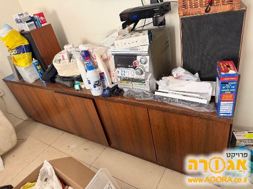 שידות ושולחנות. ניתן לבחור אחת מהן