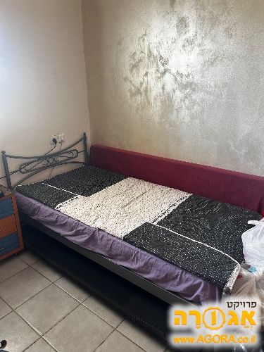 מיטת יחיד מברזל עם מיטה נשלפת. כולל מזרן