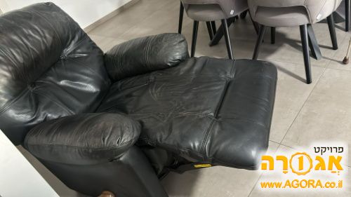 כורסת עור שחורה