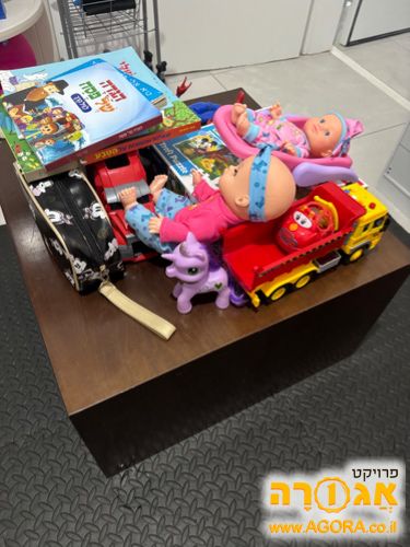 שולחן פינתי+צעצועים לילדים