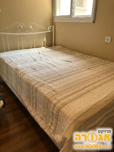 מיטה וחצי עם מזרון כמו חדש