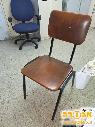 כיסא דמוי עור