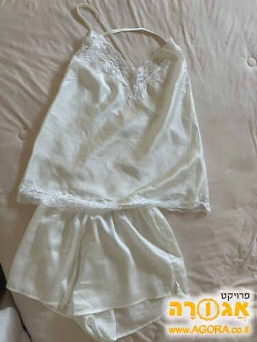 פיג'מת התארגנות לבנה