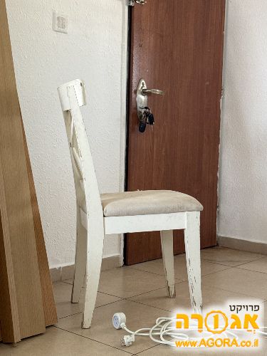 כיסא עץ