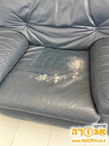 כורסת עור גדולה בגוון כחול כהה. נוחה מאד