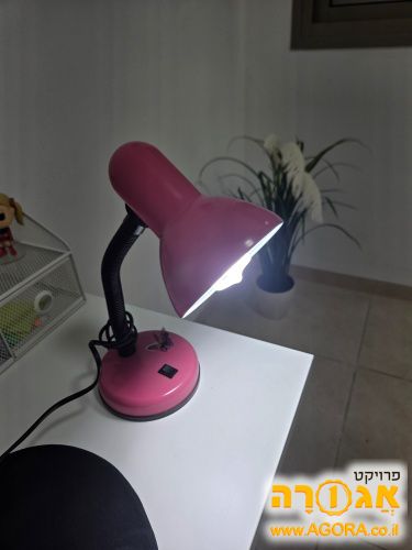 מנורת שולחן ורודה