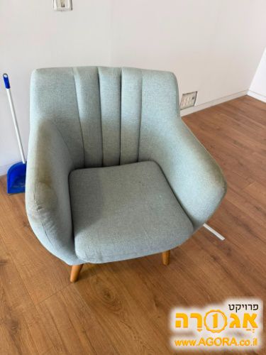 כורסא בצבע אפור-תכלת