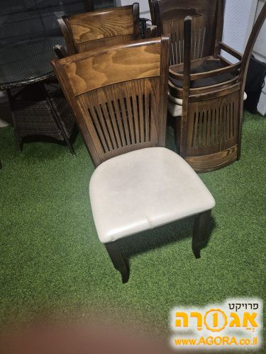 פינת אוכל וכסאות
