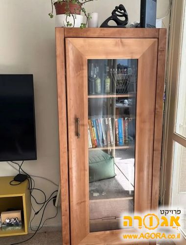 ארון עם ויטרינה זכוכית