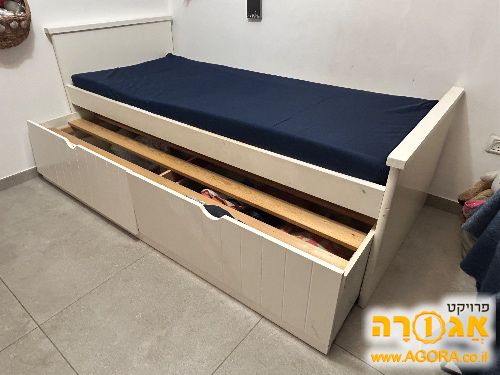 מיטה עם מיטת חבר