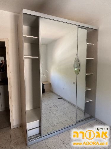 ארון הזזה עם מראות