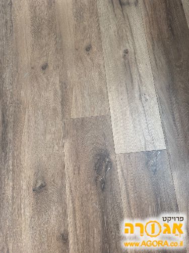 פרקט למינציה- בשטח 35 מטר, בצבע עץ