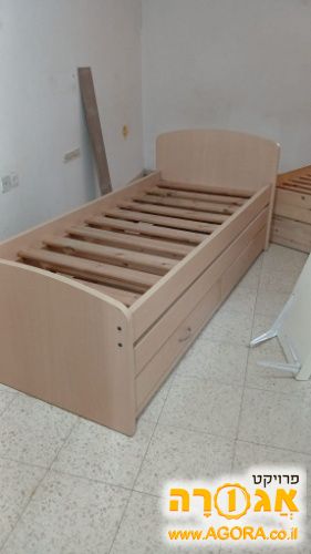 2 מיטות יחיד מעץ במצב מצויין ללא מזרונים