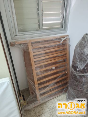 לול עץ עם מזרן וסדינים