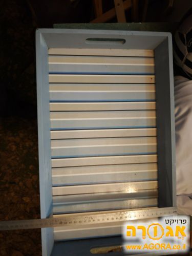 מגש עץ נחמד עם רגליים הניתנות לפתיחה