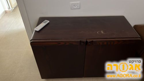 שידה/ארון נמוך עם שתי דלתות