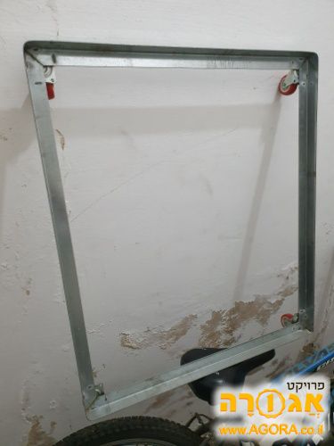 מסגרת מתכת על גלגלים