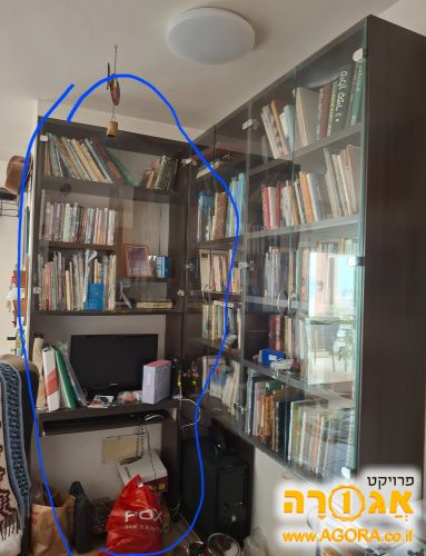 שולחן כתיבה עם ספריה מעליו, הצד השמאלי ש