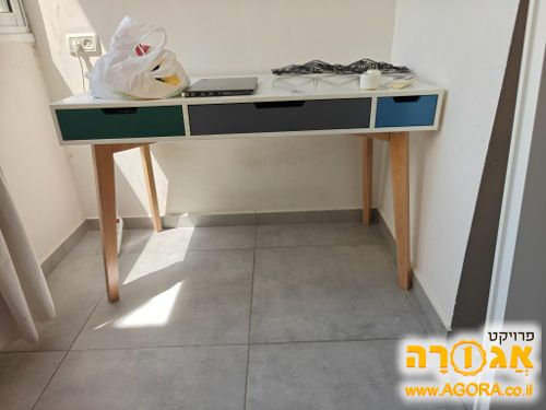 שולחן עבודה / שולחן כתיבה