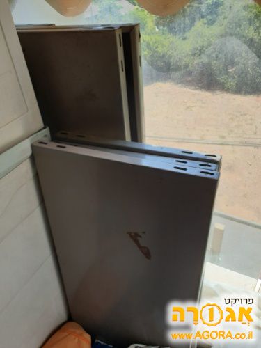 כוננית מתכת