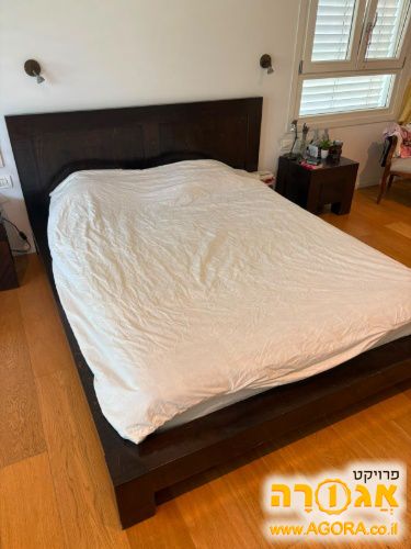 מיטה זוגית ושתי שידות צד