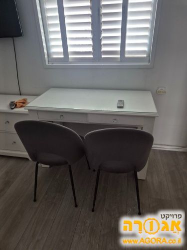 שולחן עבודה+ 2 כסאות