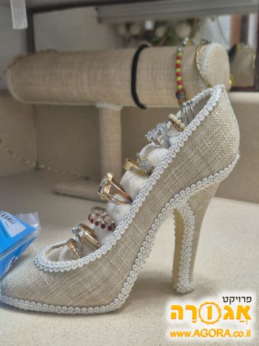 מעמד לטבעות בצורת נעל עקב