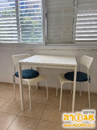 שולחן וכיסאות