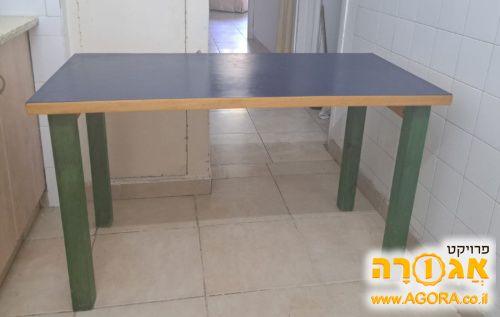 שולחן עץ כחול-ירוק