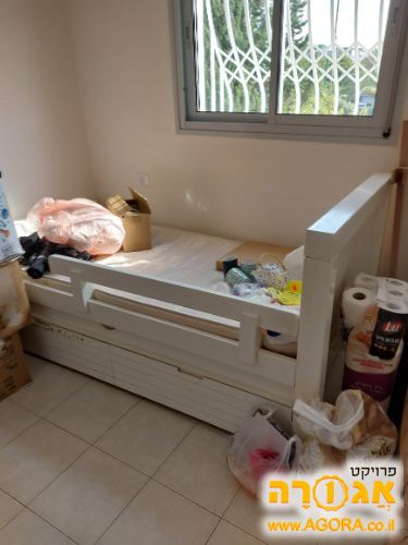 מיטת ילד נפתחת עם שתי מגירות