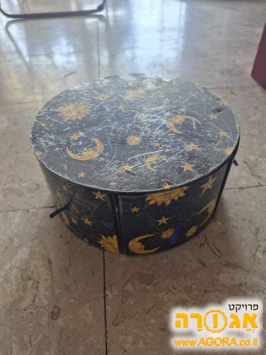 קופסה עם מגירות קטנות