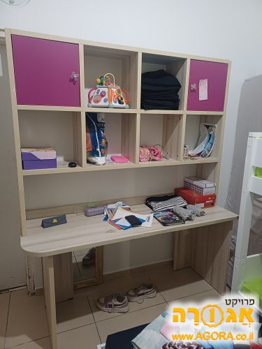 ספריה ושולחן כתיבה לחדר ילדים