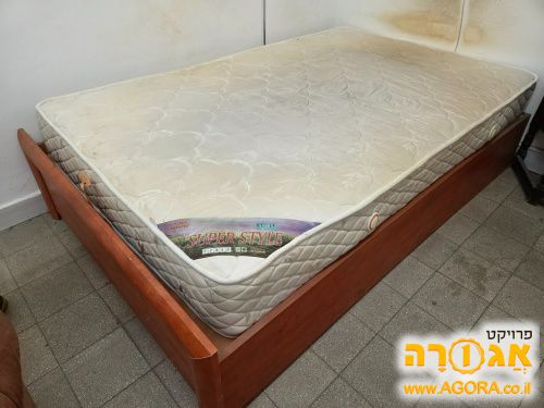מיטה זוגית עם מזרן