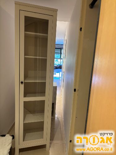 ארון מדפים דלת זכוכית