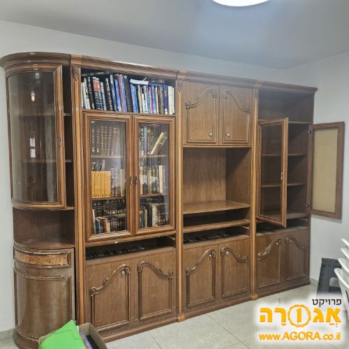 ספריה עם ויטרינות