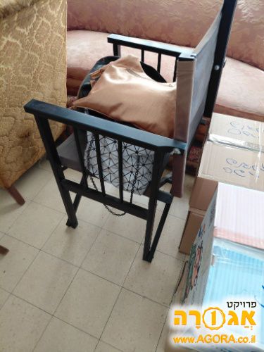 כיסא מעץ ובד שחור