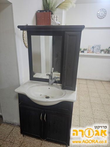 כיור אמבטיה עם מראה