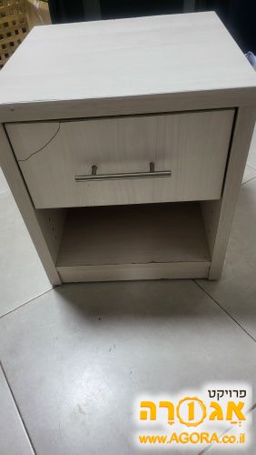 שידה קטנה ליד המיטה במצב טוב